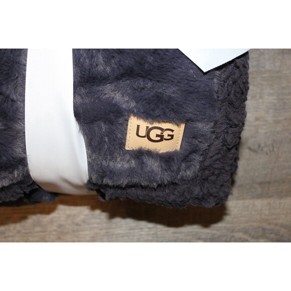 UGG Reversible Shearling‎ Lined 50" x 70" Faux Fur Throw Blanket Coal Gray NWT! - Picture 3 of 5